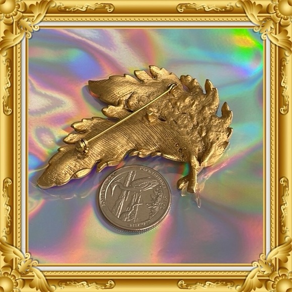 💕Beautiful Gold Tone 2 Leaf Pin / Brooch with Ruby CZ💕 - Picture 6 of 7